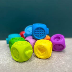 Cubes sensoriels Montessori bébé silicone – 10 pièces